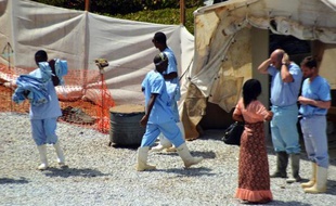 Des personnels médicaux dans un centre d'isolement de personnes infectées par le virus Ebola à Conakry le 14 avril 2014