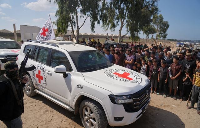 Lundi matin, des équipes de la Croix-Rouge ont été chercher les otages du Hamas dans la bande de Gaza pour les ramener à la frontière, sous les yeux des combattants et de la population.