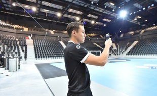 Les handballeurs d'Aix-en-Provence lors de leur découverte de l'Arena.