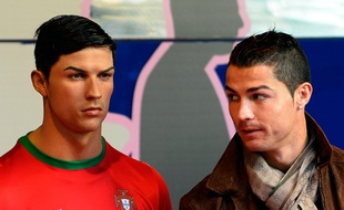 Cristiano Ronaldo et son double de cire, en décembre 2013 à Madrid.