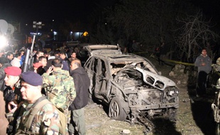 Les forces de sécurité libanaises inspectent les alentours d'un attentat suicide dans le village d'Al-Nabi Othman, près de la frontière syrienne, le 16 mars 2014.
