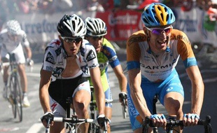 Le coureur britannique de Garmin Bradley Wiggins (à dr.) et le Luxembourgeois de Saxo Bank Frank Schleck dans l'ascension de Verbier, le 19 juillet 2009, sur le Tour de France.