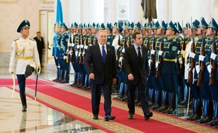 Nicolas Sarkozy et le président Kazakhstan Noursoultan Nazarbaïev le 6 octobre 2009, à Astana.