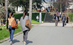 Des étudiantes sur le campus de Rennes 2 à Villejean.