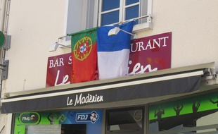 La devanture du bar Le Madérien à Cerizay.