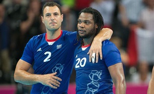 Jérôme Fernandez et Cédric Sorhaindo après la victoire de l'équipe de France de handball sur la Croatie en demi-finales des jeux Olympiques (25-22), le 10 août 2012 à Londres.