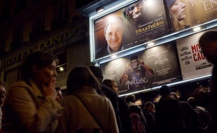 Les salles de cinéma françaises ont connu une fréquentation record depuis 45 ans en 2011 avec 215,6 millions d'entrées, tirée par l'augmentation des entrées des films français, a annoncé mardi le Centre national du cinéma (CNC).