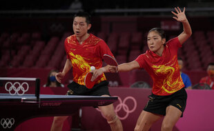 La paire chinoise de double mixte en action, samedi 24 juillet 2021.