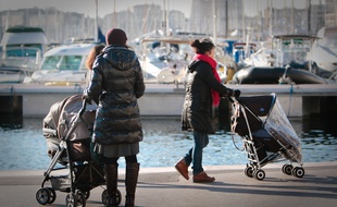 Marseille le 16 d?cembre 2010 - Illustration sur les femmes qui ont des enfants , se consacrent ? leur famille et sont plus expos?es ? la pr?carit? professionnelle