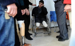 Un blessé syrien, amputé des deux jambes, attend pour la pose d'une prothèse, le 18 janvier 2014 dans une clinique à Ryhanli, au sud de la Turquie
