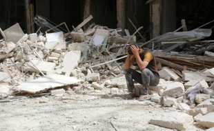 Un civil après les bombardements sur Alep en Syrie, le 3 mai 2016