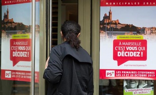 Une femme entre dans un bureau de vote à Marseille le 13 octobre 2013 à l'occasion de la primaire PS