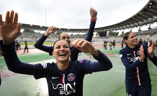 Les filles du PSG fêtent leur qualification pour la finale de la C1 le 26 avril 2015.