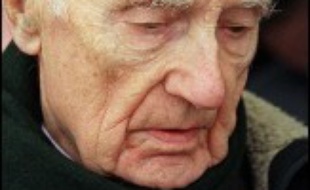 Maurice Papon, condamné pour "complicité de crimes contre l'humanité" pour son rôle dans la déportation des juifs pendant l'Occupation, a été hospitalisé jeudi soir pour une "insuffisance cardiaque".