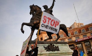 Des milliers de personnes ont manifesté pour le 8e dimanche consécutif en Roumanie contre un plan canadien de mine d'or et contre l'extraction des gaz de schiste, demandant la démission du gouvernement de centre gauche.