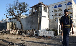 Le bilan du double attentat à la voiture piégée perpétré mercredi devant un hôtel à Mogadiscio est passé à onze morts, trois personnes étant décédées des suites de leurs blessures