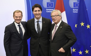 Le président du Conseil européen Donald Tusk, le Premier ministre canadien Justin Trudeau et le président de la Commission européenne Jean-Claude Juncker, à Bruxelles, le 30 octobre 2016.