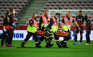 Le Niçois Alexis Claude-Maurice évacué sur civière, lors du match contre Strasbourg dimanche soir