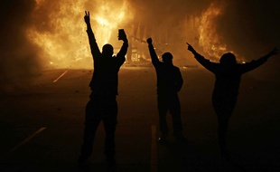 Les émeutes de la nuit de lundi à Ferguson ont suivi la non-inculpation du policier Darren Wilson.