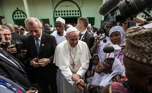 Le pape François serre la main d'enfants à son arrivée à la grande mosquée de Bangui, dans le quartier PK5, le 30 novembre 2015