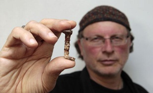 Simcha Jacobovici prétend avoir trouvé des clous ayant servi à la crucifixion de Jésus, à Tel Aviv, en avril 2011.
