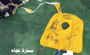 Une des photos publiées par l'armée égyptienne sur sa page Facebook, montrant un gilet de sauvetage retrouvé lors des recherches pour tenter de localiser l'A320 de la compagnie Egyptair, qui s'est abîmé jeudi en Méditerranée.