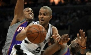 Tony Parker et les San Antonio Spurs se sont qualifiés pour les demi-finales de conférence du Championnat NBA en éliminant les Phoenix Suns de Boris Diaw mardi lors du match N.5 du 1er tour des phases finales.