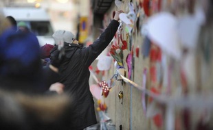 Des Suédois déposent des fleurs et des messages de soutien à la communauté musulmane après qu'un incendie criminel a détruit une mosquée à Eskilstuna le 26 décembre 2014