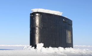 L'USS Hartford lors de sa remontée à la surface dans l'Arctique.
