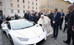 Le pape a signé la voiture Lamborghini, le 15 novembre 2017 à Rome.