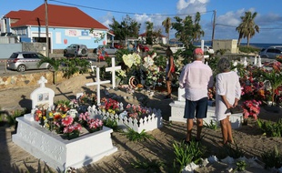 De nombreux fans se pressent devant la tombe de Johnny Hallyday à Saint Barth