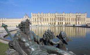 La facade du château de Versailles et la statue de neptune, le 17 mai 2014