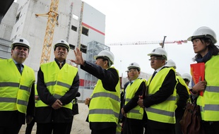 Une délégation chinoise visite l'usine Synutra de Carhaix le 22 mai 2015.