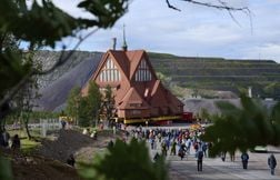 Le spectaculaire déplacement de l’église de Kiruna en Suède