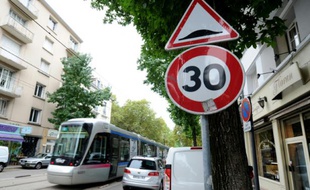 Photo prise le 15 septembre 2015 à Grenoble d'un panneau de limitation de vitesse à 30 km/h