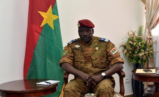 L'homme fort du Burkina Faso, le lieutenant-colonel Isaac Zida, au Conseil économique et social à Ouagadougou, le 14 novembre 2014