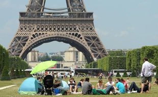 Le 27 juin 2010, la canicule n'était pas encore là, mais les Parisiens profitaient déjà du retour de la chaleur et du soleil au pied de la Tour Eiffel.