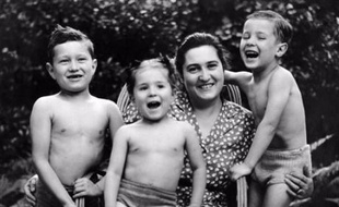 A une époque où les filles convenables ne faisaient pas d'études, la petite Françoise voulait être "médecin d'éducation". Devenue pédiatre et psychanalyste, Françoise Dolto n'aura de cesse de donner corps à ce rêve d'enfant, y gagnant une notoriété toujours vivace.