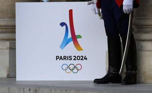 Un garde républicain™ à côté du logo de Paris 2024 ®.