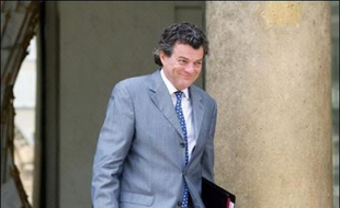Jean-Louis Borloo, ministre de l'Economie dans le premier gouvernement Fillon, annonce mardi dans le quotidien Le Parisien/Aujourd'hui en France avoir accepté de remplacer Alain Juppé à la tête du ministère de l'Ecologie, expliquant qu'il s'agit pour lui d'une "promotion".