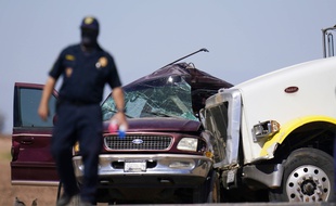 Une collision entre un SUV transportant 25 personnes et un semi-remorque a fait 13 morts en Californie le 2 mars 2021.