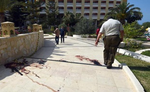 Traces de sang dans la station balnéaire de Sousse, frappée par un attentat, le 26 juin 2015