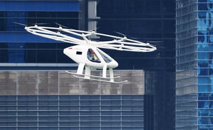 Le prototype de taxi volant de Volocopter, lors de son premier vol en ville à Singapour le 21 octobre 2019.