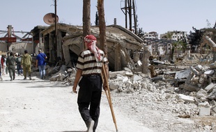 Un homme marche dans les rues dévastées de Douma en Syrie le 20 avril 2018.