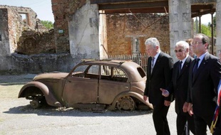 Les présidents allemand Joachim Gauck et français François Hollande se sont recueillis, main dans la main, mercredi dans l'église d'Oradour-sur-Glane, théâtre en 1944 du pire massacre nazi en France occupée, un geste symbolique fort pour réaffirmer l'étroitesse des relations franco-allemandes.