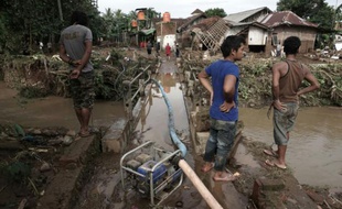 Des villageois regardent les inondations à Banyumas, au centre de Java, le 19 juin 2016
