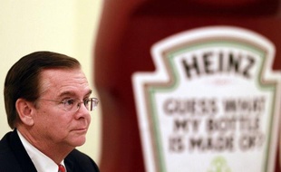 Le PDG des ketchups Heinz pourra toucher en indemnités de départ 56 millions de dollars s'il est licencié par les nouveaux propriétaires de l'entreprise, le milliardaire Warren Buffet et un fonds brésilien, indique lundi un document du gendarme des marchés américains (SEC).