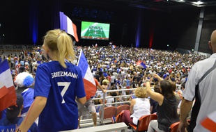 Une des nombreuses supportrices des Bleus portant le numéro 7 d'Antoine Griezmann, ce dimanche, au Spot (Mâcon).