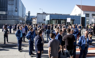 Des salariés de General Electric ont empêché, lundi 17 juin, la tenue à Belfort de la première réunion d'information sur le plan social qui doit frapper de plein fouet le site. La direction avait décidé de l'ajourner.