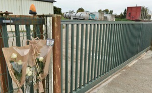 Des fleurs ont été déposées devant le transporteur de St-Germain-de-Clairefeuille, le 24 octobre 2015, dont un des chauffeurs est mort dans la collision en Gironde